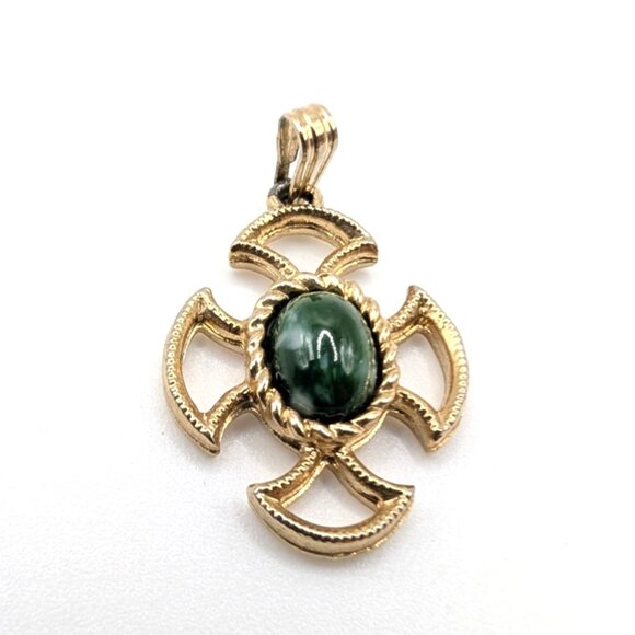 Vtg Avon Celtic Cross Gold Tone Green Stone Pendant and Clip-On Earrings Set VGC - Picture 2 of 9